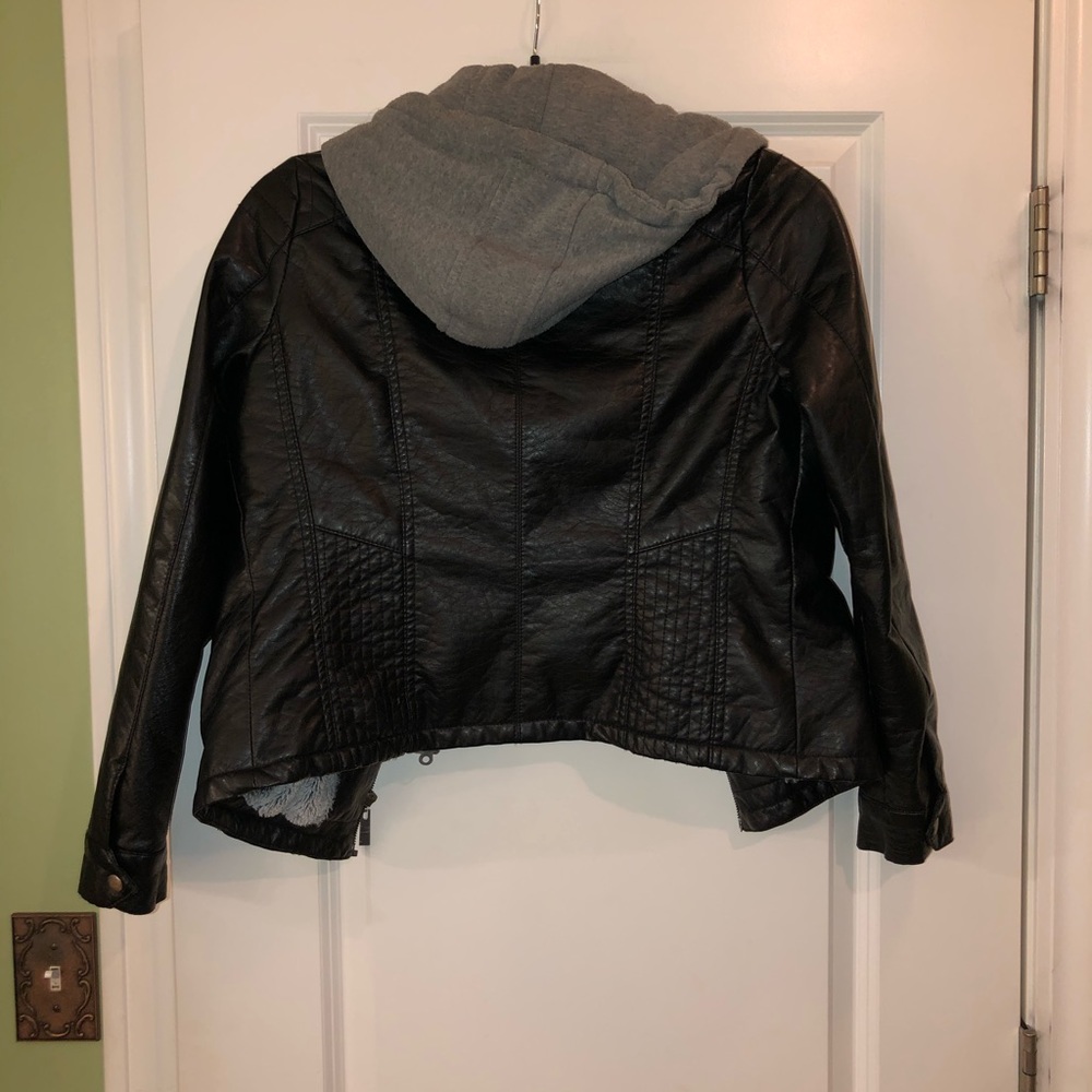 Large women’s leather coat - Picture 5 of 6